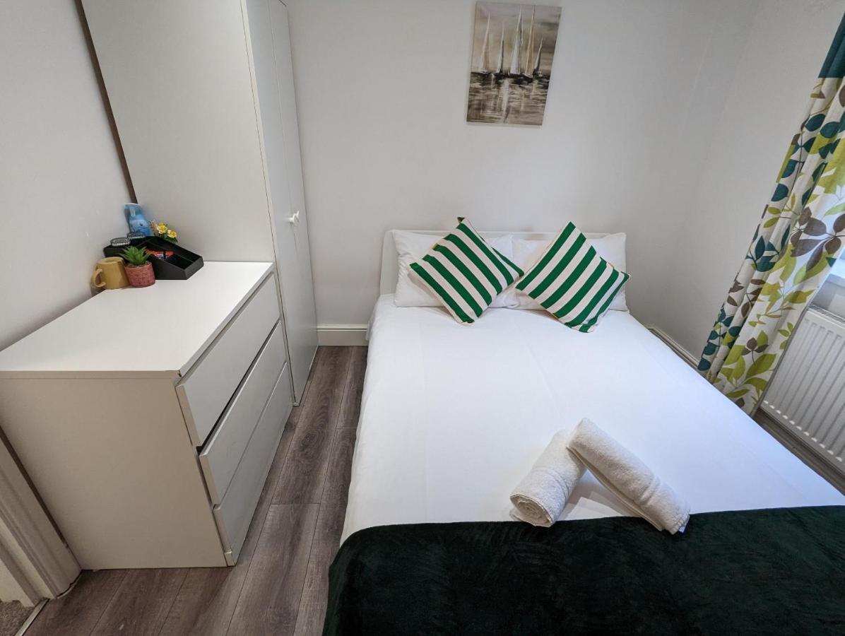 Mile End- Prime Location Hotel Лондон Екстериор снимка
